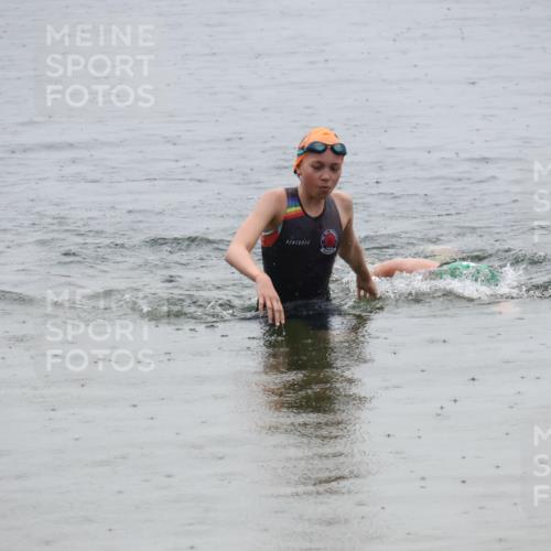 21.06.2025 - 27. Vierlanden-Triathlon Lena Gebhardt http://msf.ph/oto/8044411 15.06.2025 14:40:01 Schwimmen 1348, 1350 meine-sportfotos.de