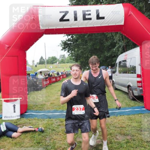 21.06.2025 - 27. Vierlanden-Triathlon MichiJ http://msf.ph/oto/8044412 15.06.2026 13:46:11 Ziel 237, 242 meine-sportfotos.de