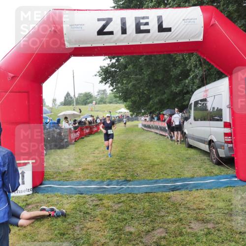 21.06.2025 - 27. Vierlanden-Triathlon MichiJ http://msf.ph/oto/8044413 15.06.2026 13:46:47 Ziel 919 meine-sportfotos.de