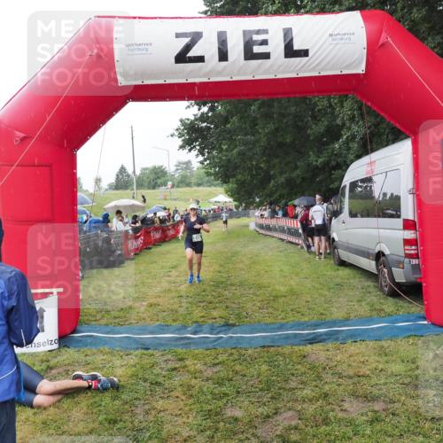 21.06.2025 - 27. Vierlanden-Triathlon MichiJ http://msf.ph/oto/8044415 15.06.2026 13:46:47 Ziel 919 meine-sportfotos.de
