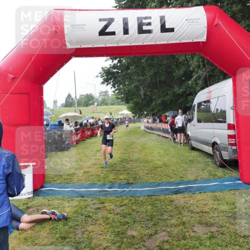 21.06.2025 - 27. Vierlanden-Triathlon MichiJ http://msf.ph/oto/8044419 15.06.2026 13:46:48 Ziel 919 meine-sportfotos.de