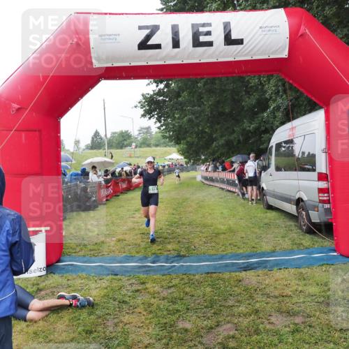 21.06.2025 - 27. Vierlanden-Triathlon MichiJ http://msf.ph/oto/8044423 15.06.2026 13:46:48 Ziel 919 meine-sportfotos.de