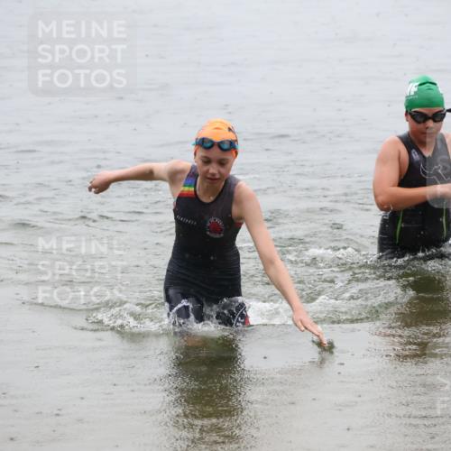 21.06.2025 - 27. Vierlanden-Triathlon Lena Gebhardt http://msf.ph/oto/8044424 15.06.2025 14:40:04 Schwimmen 1348, 1350 meine-sportfotos.de