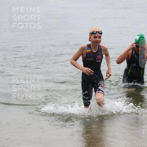 21.06.2025 - 27. Vierlanden-Triathlon Lena Gebhardt http://msf.ph/oto/8044427 15.06.2025 14:40:05 Schwimmen 1348, 1350 meine-sportfotos.de