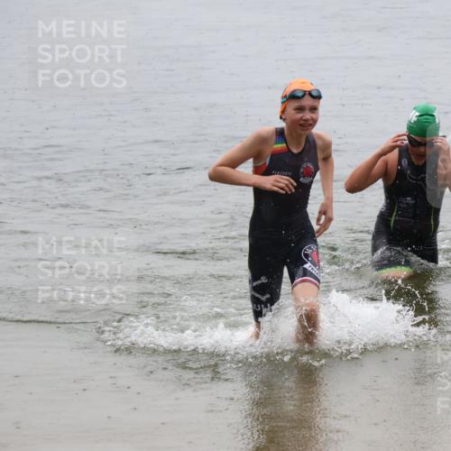 21.06.2025 - 27. Vierlanden-Triathlon Lena Gebhardt http://msf.ph/oto/8044431 15.06.2025 14:40:05 Schwimmen 1348, 1350 meine-sportfotos.de