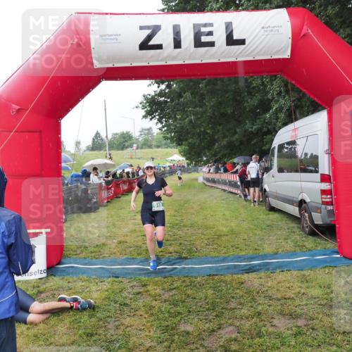 21.06.2025 - 27. Vierlanden-Triathlon MichiJ http://msf.ph/oto/8044432 15.06.2026 13:46:48 Ziel 919 meine-sportfotos.de
