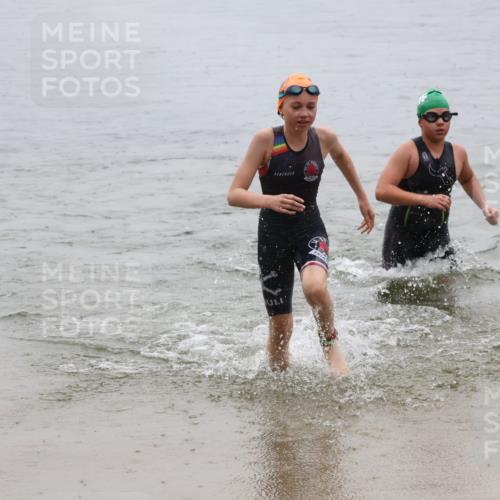 21.06.2025 - 27. Vierlanden-Triathlon Lena Gebhardt http://msf.ph/oto/8044435 15.06.2025 14:40:06 Schwimmen 1348, 1350 meine-sportfotos.de