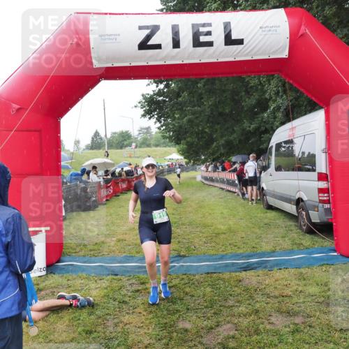 21.06.2025 - 27. Vierlanden-Triathlon MichiJ http://msf.ph/oto/8044440 15.06.2026 13:46:49 Ziel 919 meine-sportfotos.de