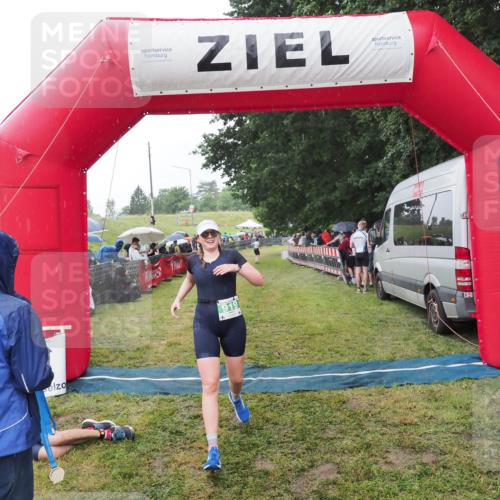 21.06.2025 - 27. Vierlanden-Triathlon MichiJ http://msf.ph/oto/8044442 15.06.2026 13:46:49 Ziel 919 meine-sportfotos.de