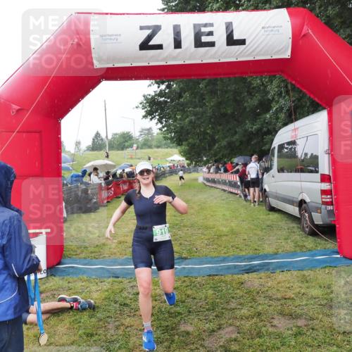 21.06.2025 - 27. Vierlanden-Triathlon MichiJ http://msf.ph/oto/8044444 15.06.2026 13:46:49 Ziel 919 meine-sportfotos.de