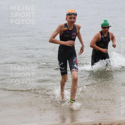 21.06.2025 - 27. Vierlanden-Triathlon Lena Gebhardt http://msf.ph/oto/8044447 15.06.2025 14:40:07 Schwimmen 1348, 1350 meine-sportfotos.de