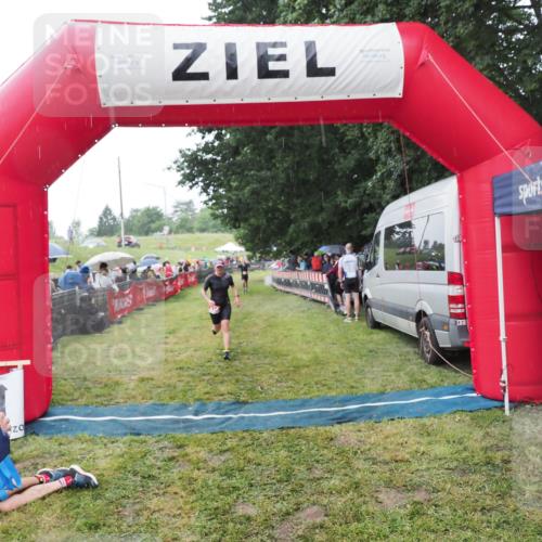 21.06.2025 - 27. Vierlanden-Triathlon MichiJ http://msf.ph/oto/8044448 15.06.2026 13:47:09 Ziel 214 meine-sportfotos.de