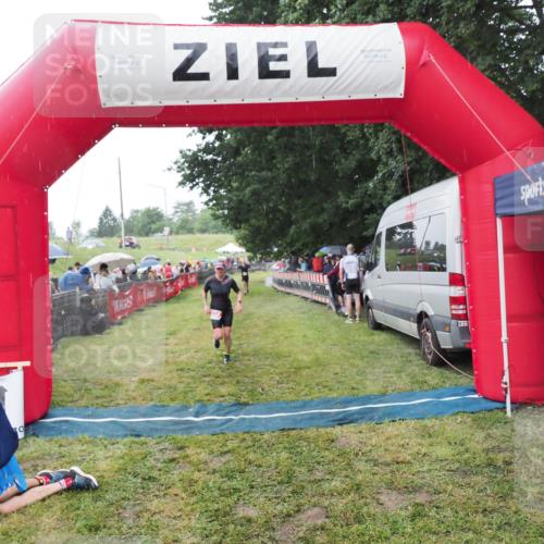 21.06.2025 - 27. Vierlanden-Triathlon MichiJ http://msf.ph/oto/8044450 15.06.2026 13:47:10 Ziel 214 meine-sportfotos.de