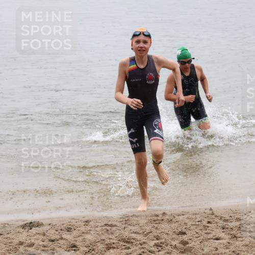 21.06.2025 - 27. Vierlanden-Triathlon Lena Gebhardt http://msf.ph/oto/8044454 15.06.2025 14:40:07 Schwimmen 1348, 1350 meine-sportfotos.de