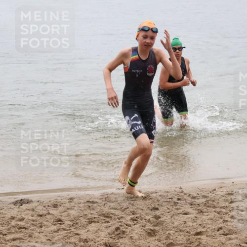 21.06.2025 - 27. Vierlanden-Triathlon Lena Gebhardt http://msf.ph/oto/8044458 15.06.2025 14:40:08 Schwimmen 1348, 1350 meine-sportfotos.de