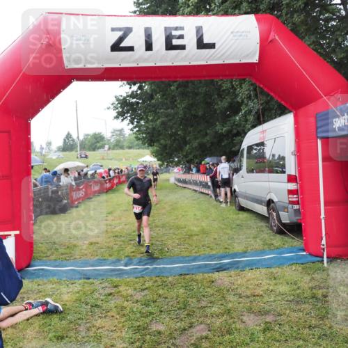 21.06.2025 - 27. Vierlanden-Triathlon MichiJ http://msf.ph/oto/8044459 15.06.2026 13:47:10 Ziel 214 meine-sportfotos.de
