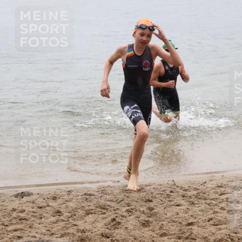 21.06.2025 - 27. Vierlanden-Triathlon Lena Gebhardt http://msf.ph/oto/8044462 15.06.2025 14:40:08 Schwimmen 1348, 1350 meine-sportfotos.de