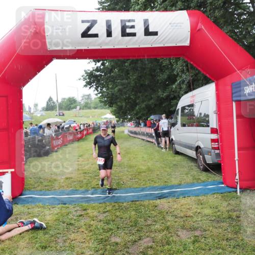 21.06.2025 - 27. Vierlanden-Triathlon MichiJ http://msf.ph/oto/8044463 15.06.2026 13:47:10 Ziel 214 meine-sportfotos.de