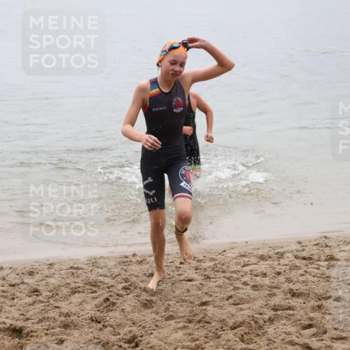 21.06.2025 - 27. Vierlanden-Triathlon Lena Gebhardt http://msf.ph/oto/8044466 15.06.2025 14:40:08 Schwimmen 1348, 1350 meine-sportfotos.de
