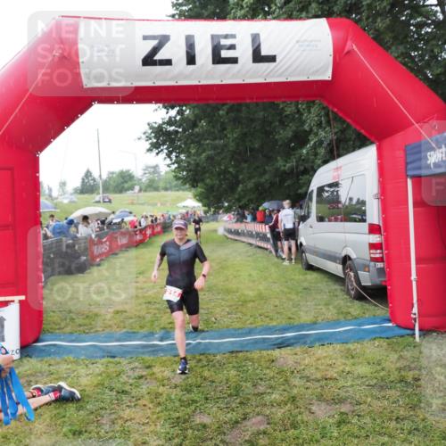 21.06.2025 - 27. Vierlanden-Triathlon MichiJ http://msf.ph/oto/8044467 15.06.2026 13:47:11 Ziel 214 meine-sportfotos.de