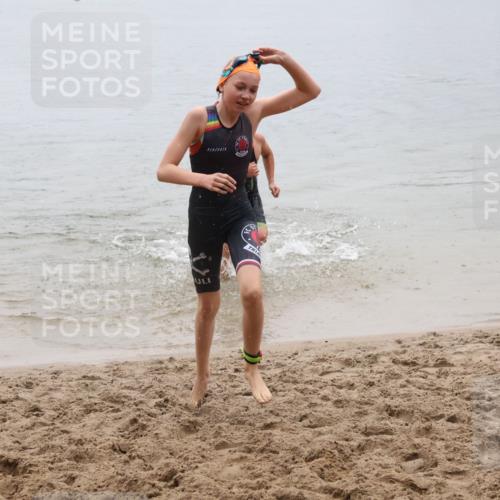 21.06.2025 - 27. Vierlanden-Triathlon Lena Gebhardt http://msf.ph/oto/8044470 15.06.2025 14:40:08 Schwimmen 1348, 1350 meine-sportfotos.de