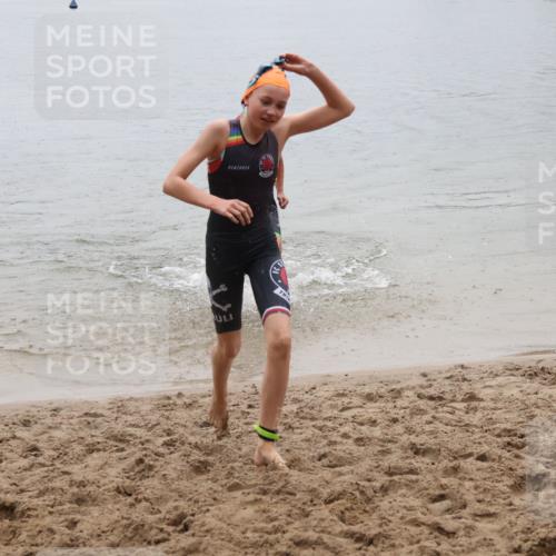 21.06.2025 - 27. Vierlanden-Triathlon Lena Gebhardt http://msf.ph/oto/8044474 15.06.2025 14:40:08 Schwimmen 1348, 1350 meine-sportfotos.de