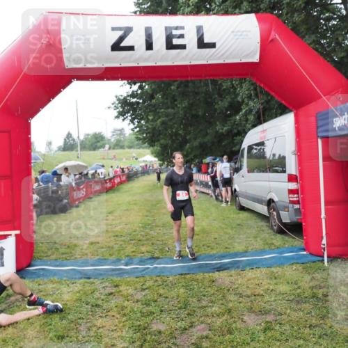 21.06.2025 - 27. Vierlanden-Triathlon MichiJ http://msf.ph/oto/8044475 15.06.2026 13:47:18 Ziel 84 meine-sportfotos.de