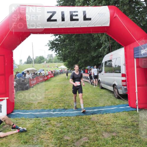 21.06.2025 - 27. Vierlanden-Triathlon MichiJ http://msf.ph/oto/8044477 15.06.2026 13:47:18 Ziel 84 meine-sportfotos.de