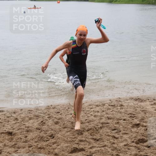 21.06.2025 - 27. Vierlanden-Triathlon Lena Gebhardt http://msf.ph/oto/8044478 15.06.2025 14:40:09 Schwimmen 1348, 1350 meine-sportfotos.de
