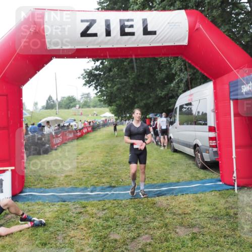21.06.2025 - 27. Vierlanden-Triathlon MichiJ http://msf.ph/oto/8044483 15.06.2026 13:47:18 Ziel 84 meine-sportfotos.de