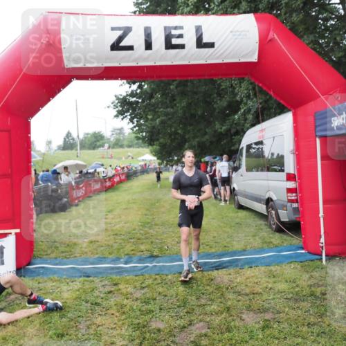21.06.2025 - 27. Vierlanden-Triathlon MichiJ http://msf.ph/oto/8044485 15.06.2026 13:47:18 Ziel 84 meine-sportfotos.de