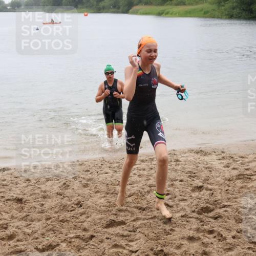 21.06.2025 - 27. Vierlanden-Triathlon Lena Gebhardt http://msf.ph/oto/8044486 15.06.2025 14:40:09 Schwimmen 1348, 1350 meine-sportfotos.de