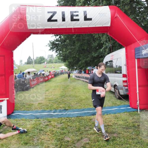 21.06.2025 - 27. Vierlanden-Triathlon MichiJ http://msf.ph/oto/8044504 15.06.2026 13:47:19 Ziel 84, 1147 meine-sportfotos.de
