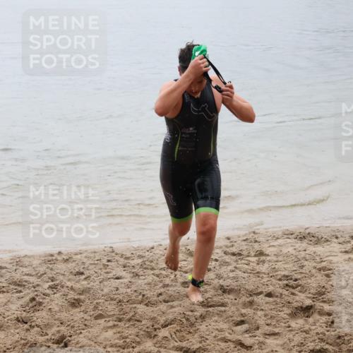 21.06.2025 - 27. Vierlanden-Triathlon Lena Gebhardt http://msf.ph/oto/8044505 15.06.2025 14:40:10 Schwimmen 1348, 1350 meine-sportfotos.de