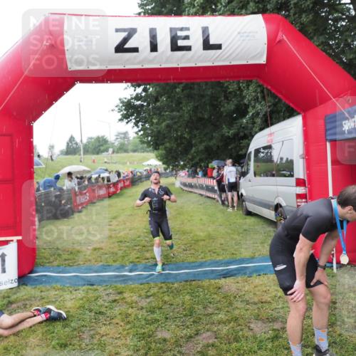 21.06.2025 - 27. Vierlanden-Triathlon MichiJ http://msf.ph/oto/8044508 15.06.2026 13:47:23 Ziel 84, 1147 meine-sportfotos.de