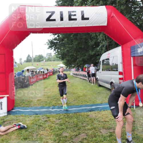 21.06.2025 - 27. Vierlanden-Triathlon MichiJ http://msf.ph/oto/8044510 15.06.2026 13:47:23 Ziel 84, 1147 meine-sportfotos.de