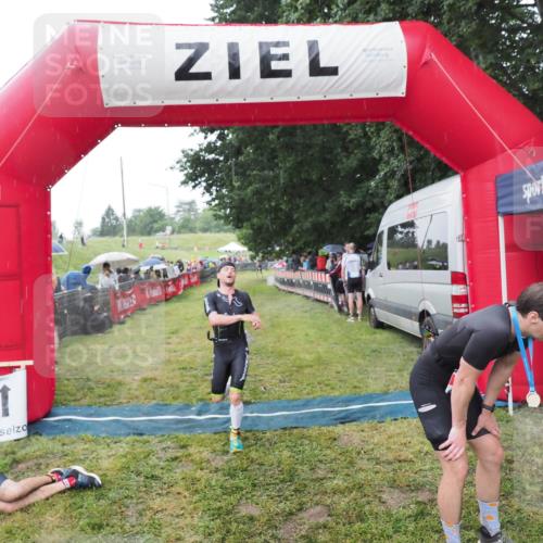 21.06.2025 - 27. Vierlanden-Triathlon MichiJ http://msf.ph/oto/8044514 15.06.2026 13:47:23 Ziel 84, 1147 meine-sportfotos.de