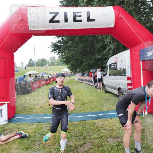 21.06.2025 - 27. Vierlanden-Triathlon MichiJ http://msf.ph/oto/8044526 15.06.2026 13:47:24 Ziel 84, 1147 meine-sportfotos.de