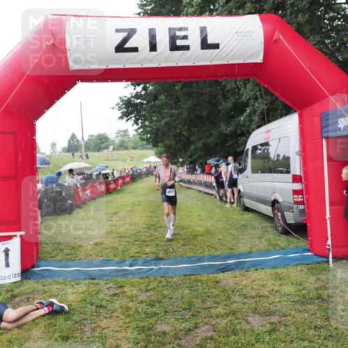 21.06.2025 - 27. Vierlanden-Triathlon MichiJ http://msf.ph/oto/8044530 15.06.2026 13:47:32 Ziel 1118, 1124 meine-sportfotos.de
