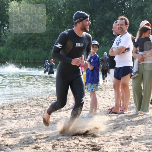 15.06.2025 - 27. Vierlanden-Triathlon Lena Gebhardt http://msf.ph/oto/8044531 15.06.2025 08:36:22 Schwimmen 29 meine-sportfotos.de