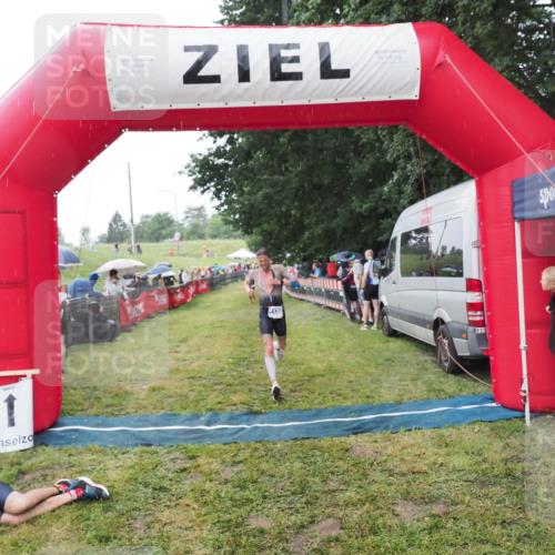 21.06.2025 - 27. Vierlanden-Triathlon MichiJ http://msf.ph/oto/8044532 15.06.2026 13:47:32 Ziel 1118, 1124 meine-sportfotos.de