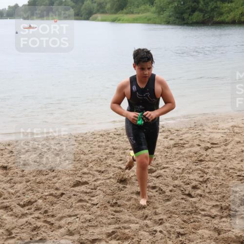 21.06.2025 - 27. Vierlanden-Triathlon Lena Gebhardt http://msf.ph/oto/8044533 15.06.2025 14:40:11 Schwimmen 1348, 1350 meine-sportfotos.de