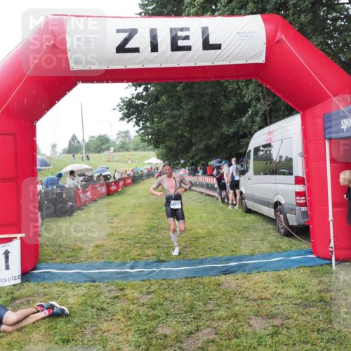 21.06.2025 - 27. Vierlanden-Triathlon MichiJ http://msf.ph/oto/8044534 15.06.2026 13:47:32 Ziel 1118, 1124 meine-sportfotos.de