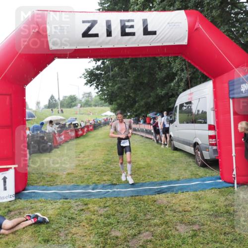 21.06.2025 - 27. Vierlanden-Triathlon MichiJ http://msf.ph/oto/8044536 15.06.2026 13:47:32 Ziel 1118, 1124 meine-sportfotos.de