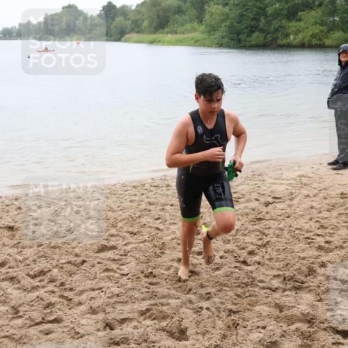 21.06.2025 - 27. Vierlanden-Triathlon Lena Gebhardt http://msf.ph/oto/8044537 15.06.2025 14:40:12 Schwimmen 1348, 1350 meine-sportfotos.de