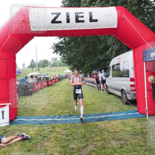 21.06.2025 - 27. Vierlanden-Triathlon MichiJ http://msf.ph/oto/8044538 15.06.2026 13:47:32 Ziel 1118, 1124 meine-sportfotos.de