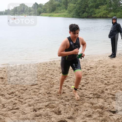 21.06.2025 - 27. Vierlanden-Triathlon Lena Gebhardt http://msf.ph/oto/8044541 15.06.2025 14:40:12 Schwimmen 1348, 1350 meine-sportfotos.de