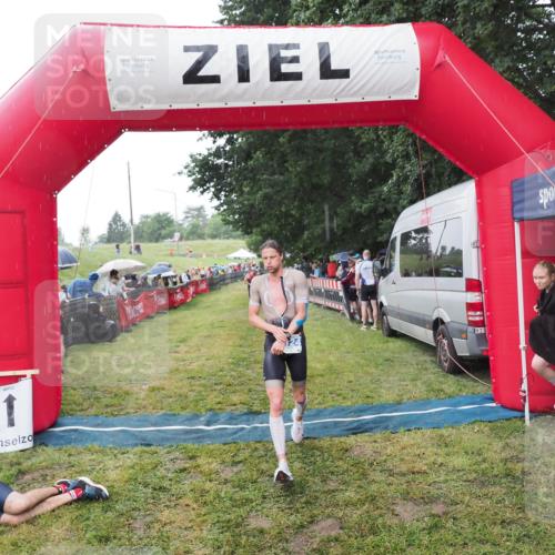 21.06.2025 - 27. Vierlanden-Triathlon MichiJ http://msf.ph/oto/8044544 15.06.2026 13:47:33 Ziel 1118, 1124 meine-sportfotos.de