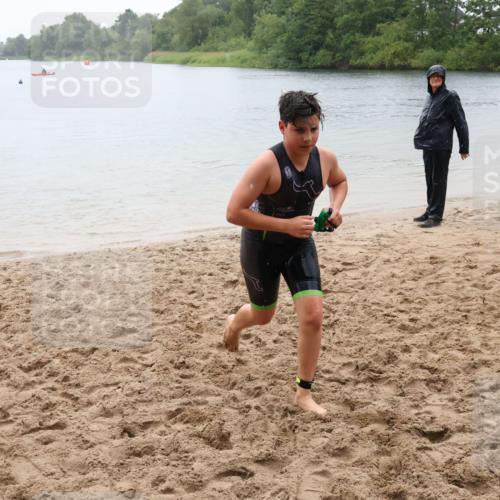 21.06.2025 - 27. Vierlanden-Triathlon Lena Gebhardt http://msf.ph/oto/8044545 15.06.2025 14:40:12 Schwimmen 1348, 1350 meine-sportfotos.de