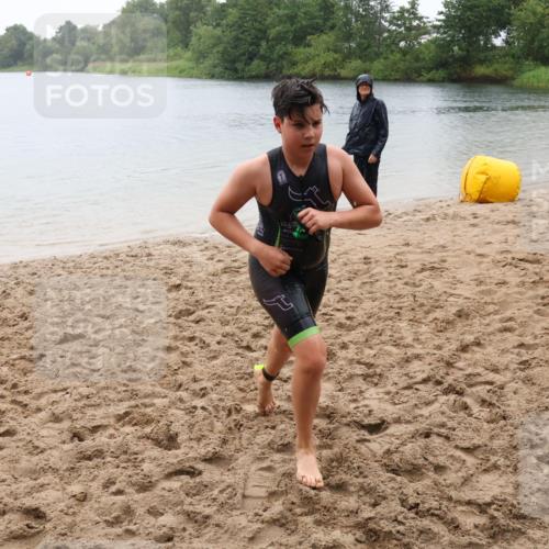 21.06.2025 - 27. Vierlanden-Triathlon Lena Gebhardt http://msf.ph/oto/8044549 15.06.2025 14:40:12 Schwimmen 1348, 1350 meine-sportfotos.de